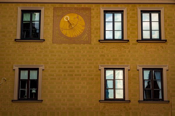 Rynek Starego Miasta Warszawa. Přestože se v poválečné obnově Varšavy uplatnily zejména modernistické směry, část historického jádra byla po 2. světové válce "rekonstruována". Klíčovou roli sehrály obrazy, které posloužily jako předloha pro poválečnou obnovu.