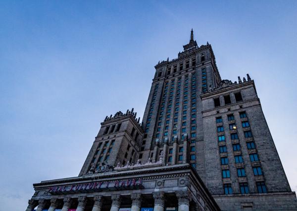 Palác kultury a vědy, Empire State Building socialistického realismu, Dar národů Sovětského svazu, Palác Josefa Stalina. 231 metrů vysoká budova budí kontroverze i po více než 60 letech od svého otevření. Pro jedny symbol nesvobody, který by chtěli zbourat. Pro druhé památkově chráněná součást polské historie.